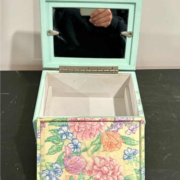 Light Green Floral Painted Vintage Jewelry Box - Picture 12 of 13